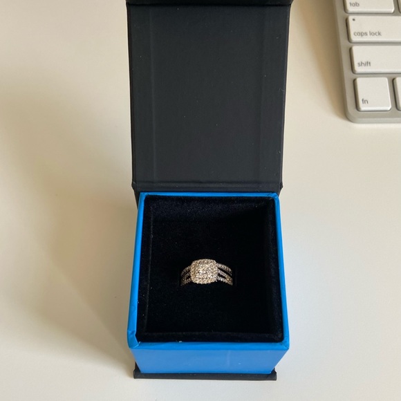 Brand new 14K 0.70CT T.W Diamond wedding set - Picture 4 of 5